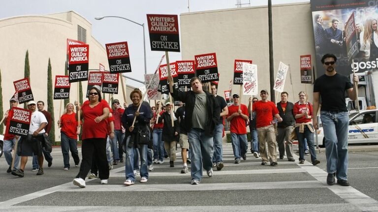 Atores e roteiristas em greve fazem marcha de solidariedade em Hollywood