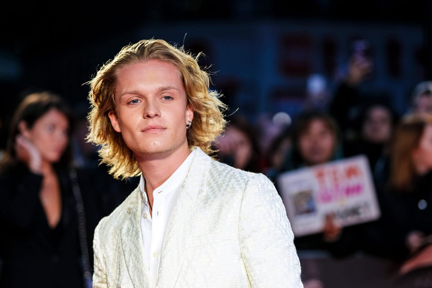 Tom Glynn-Carney anseia papel em Jogos Vorazes