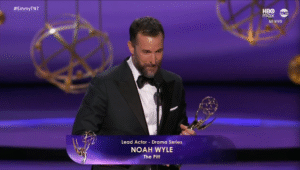 Noah Wyle é eleito o homem mais sexy do mundo de 2026 pela revista ‘People’